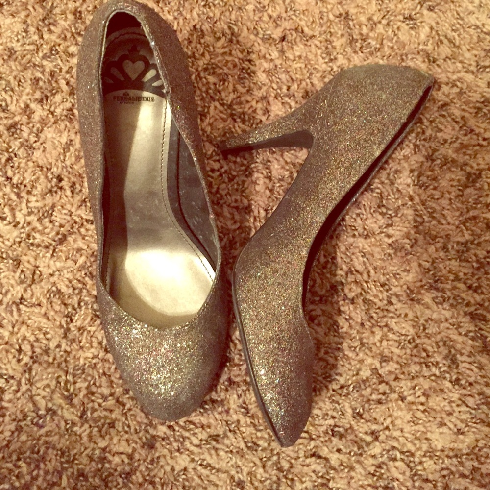 Silver Glitter Pumps 💕